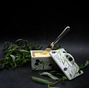 Recipiente para Mantequilla con Tapa, Diseño de Patrón de Olivas, Acabado Liso y Elegante, para Servir en la Mesa de la Cocina o el Comedor - Product Image 4
