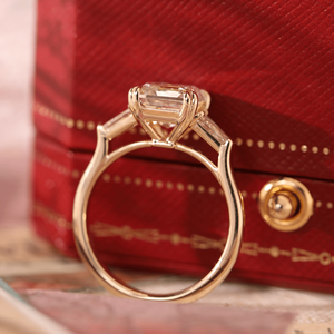Bague de fiançailles de luxe en or avec diamant de laboratoire de 3,5 carats, taille Asscher Art Déco, trois pierres, avec centre en baguette conique taille Asscher - Product Image 2