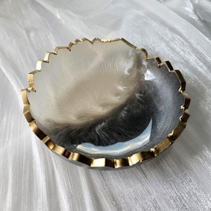 Moderno cuenco artístico de resina con un toque abstracto que lo convierte en un centro de mesa decorativo ideal para un espacio de vida elegante. - Product Image 2