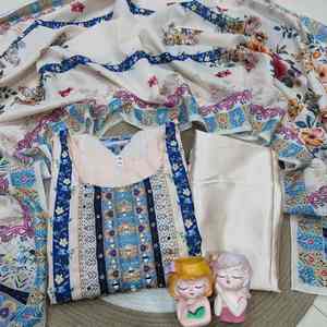 Ensemble prêt-à-porter 3 pièces en mousseline avec imprimés floraux vibrants, comprenant un salwar, une anarkali, un kurta, un pantalon et une dupatta, robe longue. - Product Image 1