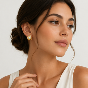 Boucles d'oreilles clous nœud en or jaune 18 carats avec perles pour femme – Légères, finition polie, élégantes, pour usage quotidien, fêtes, mariages, cadeau - Product Image 1