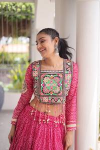 Lehenga en Faux Georgette à Imprimé Bandhani de Créateur avec Blouse Bandhani Entièrement Cousue et Patchwork Kutchi – Collection Spéciale Navratri - Product Image 6