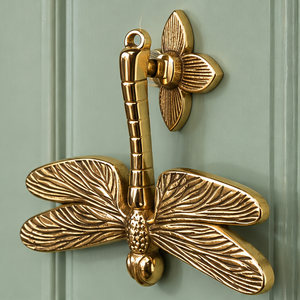 Timbre de puerta con diseño de libélula en tono bronce dorado con detalles intrincados y base floral decorativa para una entrada elegante - Product Image 2