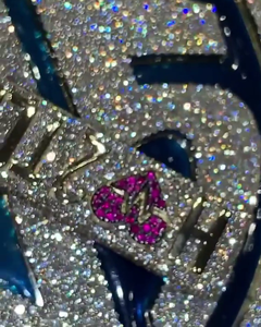 จี้โลโก้แบบกำหนดเองประดับเพชรโมอิสซาไนต์ทรงโล่ห์  ทำจากเงินแท้ 925  เครื่องประดับฮิปฮอป  ฝังเพชรโมอิสซาไนต์แบบไมโครเพฟ VVS - Product Image 3