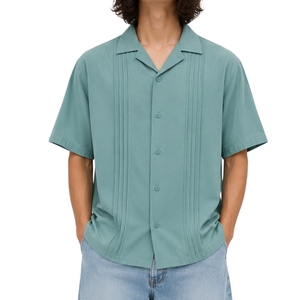 Camisa Casual de Verano para Hombre, Color Verde Mar, Cuello Campana, Pliegues Verticales, Manga Corta, Botones, Personalizable con Logotipo, Fabricante OEM - Product Image 1