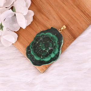 Pendentif en laiton Ishu Gems avec malachite naturelle en stalactite, 26,3 g, plaqué or/argent/or rose/ruthénium noir, unisexe, pierre tendance - Product Image 2