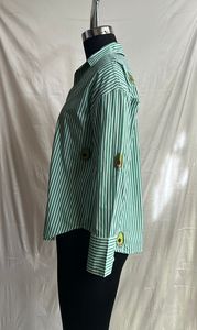 Camisa de mujer de popelina de algodón a rayas con motivo de bordado de aguacate que le da un aspecto moderno y elegante a la mujer. Compre a un precio asequible con MOQ bajo. - Product Image 4
