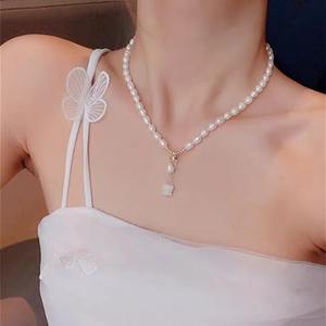 Collier haut de gamme avec pendentif fleur de lys en perle d'eau douce naturelle et pompon - Chaîne de clavicule de luxe léger - Product Image 2