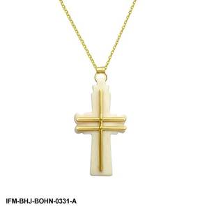 Pendentif croix chrétienne en os blanchi fait main avec fil de laiton enroulé, chaîne dorée résistante au ternissement, collier de mariage pour femme - Product Image 2