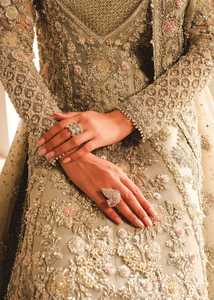 Robe de mariée de luxe avec col montant et détails en dentelle, traîne longue, style élégant pour cérémonie de mariée traditionnelle et moderne - Product Image 6