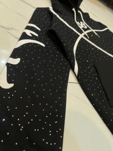 Sweat-shirt à capuche surdimensionné Relicstar en coton 100% avec strass noirs et impression graphique, style streetwear urbain - Product Image 2