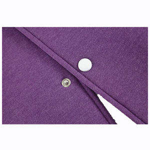 Veste universitaire avec manches en similicuir de qualité supérieure et détails lettrés audacieux, qui apporte de l'énergie aux tenues quotidiennes avec des jeans. - Product Image 5