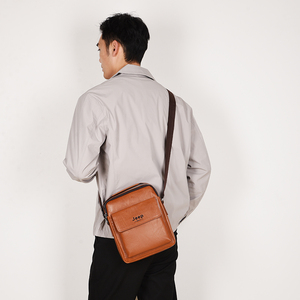 Bolso bandolera de cuero pequeño marrón con cierre de cremallera, bolso de hombro ligero para hombre, uso diario, para todas las estaciones. - Product Image 1