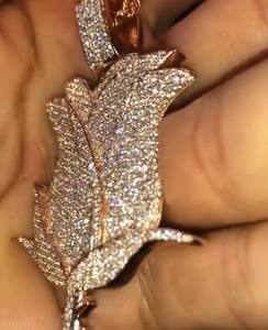 Collar de Lujo Personalizado con Colgante de Rosa Iced Out, Flor de Moissanita y Diamantes, Micro Pavé, Plata de Ley 925, Bañado en Oro Rosa - Product Image 3