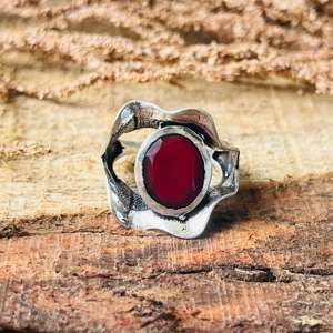 Bague Statement en Pierre Rouge pour Femme, Style Gothique Floral, en Laiton, Finition Argent Oxydé, Design Vintage Audacieux, Vente en Gros - Product Image 1