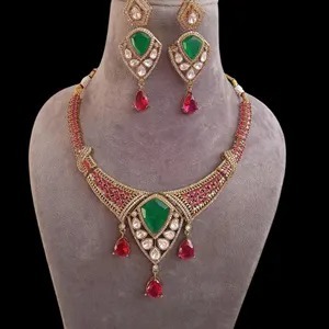 Parure de bijoux de mariée indienne de luxe, plaqué or victorien, avec collier ras-du-cou et boucles d'oreilles en CZ Polki Kundan non taillé, émeraude et rubis, pour mariage - Product Image 3