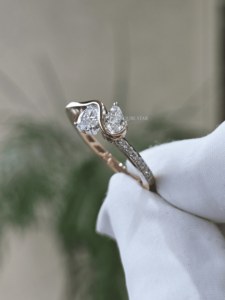 Anillo de Lujo con Diamante Cultivado en Laboratorio con Corte Pera, Certificado IGI, Oro Amarillo de 14K, Diseño de Banda Ondulada con Engaste Pavé, para Mujer - Product Image 3