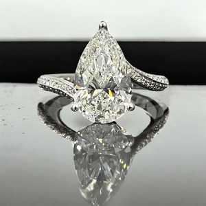 แหวนมอสซาไนต์ทรงลูกแพร์ดีไซน์หรูหราประดับเพชรแบบซ่อน สำหรับผู้หญิง เงินแท้ 925 สไตล์คลาสสิก แหวนหมั้น ของขวัญสำหรับคนรัก - Product Image 1