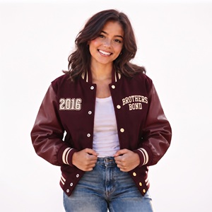 Chaqueta universitaria beige y azul con mangas en contraste de lana, parches de chenilla bordados personalizados, abrigo estilo Letterman, ropa urbana al por mayor. - Product Image 5