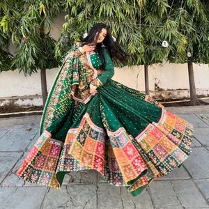 Lehenga Choli en coton mousseline imprimé de qualité supérieure pour Navratri avec travail de miroirs véritable et dupatta en coton mousseline de créateur – Prix de gros - Product Image 4