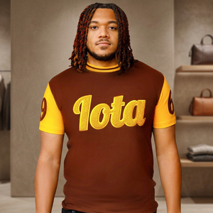 Camiseta de Hombre Iota con Estampado Brillante en Contraste Marrón y Amarillo, Manga Corta, Corte Regular, Estilo Casual, Tejido de Punto, Cuello Redondo - Product Image 3