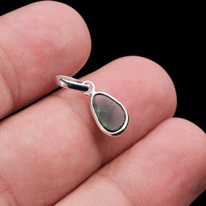 จี้เงินแท้ 925 ประดับทัวร์มาลีนสีเขียวทรงอิสระจากธรรมชาติ ขายส่งโดย Memoria Jewels - Product Image 4