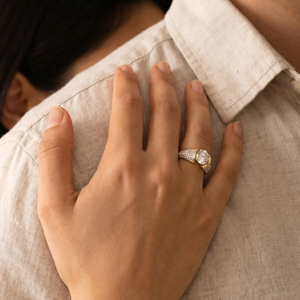 Anillo de compromiso de lujo para mujer en oro amarillo con diamantes redondos y engaste pavé - Product Image 4