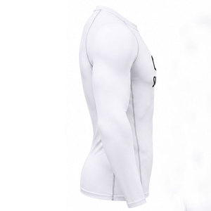 Camiseta deportiva de compresión duradera hecha de una mezcla de poliéster y spandex de alta calidad, controla la humedad y ofrece un rendimiento duradero. - Product Image 3