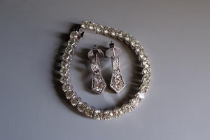 Ensemble de bracelets et boucles d'oreilles en zircon couleur or blanc, serti de cristaux à griffes géométriques, pour femme, idéal pour les soirées - Product Image 3