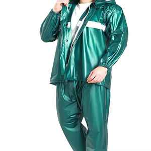 Chaqueta y pantalones impermeables universales para adultos, color verde, para senderismo, camping y uso casual al aire libre. - Product Image 1