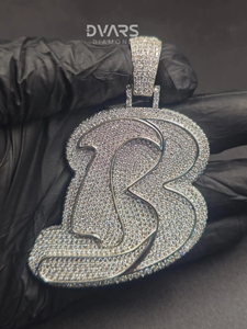 Nouveau pendentif lettre style hip-hop, testé au diamant, entièrement serti de moissanite, pendentif lettre nom entièrement orné de diamants pour homme - Product Image 1