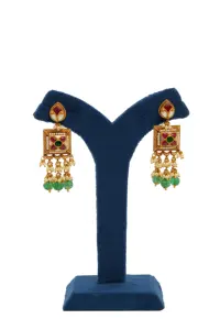 Conjunto de Collar Gargantilla Chapado en Oro con Pendientes, con Cuentas de Ónix Verde, Trabajo Kundan y Hilos de Perlas Tradicionales - Product Image 2