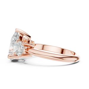 Anillo de Compromiso y Matrimonio de Oro Rosa con Tres Diamantes Cultivados en Laboratorio con Corte de Pera para Mujer - Product Image 4