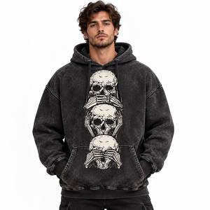 Sweat à capuche noir délavé pour homme avec motif trois crânes - Product Image 1