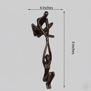 Élégante sculpture humaine en métal, objet de table parfait pour les événements d'entreprise, l'affichage sur étagère et comme idée de cadeau pour cadres, provenant d'Inde. - Product Image 4