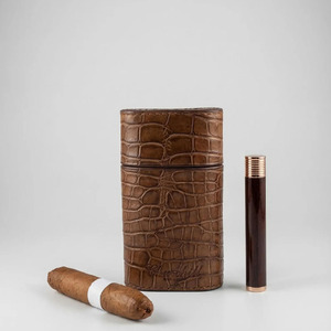 Estuche de cuero para cigarros con cortador integrado. Organizador compacto para cigarros con cortador integrado que garantiza un transporte seguro. En venta. - Product Image 1