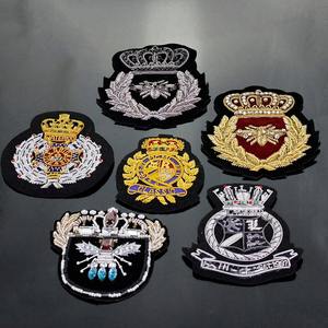 Broche logo brodée à la main en soie du Pakistan, bijou décoratif simple et mignon pour femme, à coudre - Product Image 1