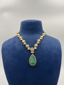 Collar Corto de Lujo en Plata 925 con Moissanita Polki y Colgante de Piedra Verde Esmeralda Tallada, Acabado en Oro Antiguo - Product Image 6