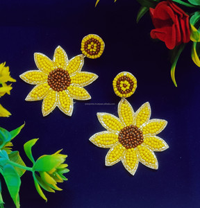 Pendientes de cuentas de semillas de girasol, diseño de pétalos amarillo marrón, joyería con cuentas, estilo veraniego, moderno, unisex, regalo para fiestas - Product Image 3