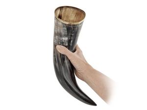 Jarra de Cerveza de Lujo Hecha a Mano con Cuerno de Búfalo y Base de Madera para Exhibición y Servicio - Product Image 4