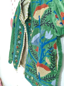 เสื้อแจ็คเก็ตกำมะหยี่สีเขียวปักลายดอกไม้สำหรับผู้หญิง งานแฮนด์เมด ดีไซน์สวนดอกไม้ สไตล์โบโฮ เอธนิค วินเทจ แบบเปิดด้านหน้า - Product Image 3