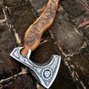 LEGACY BLADES Hache Tomahawk Artisanale Premium avec Manche en Bois de Frêne Gravé, Lame en Acier à Haute Teneur en Carbone de Qualité Industrielle, OEM, pour l'Extérieur - Product Image 2