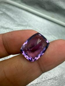 Ametyste violette naturelle taille coussin 12,25 carats 17,5x13,5x7,5mm, clair sous loupe, non monté, facetté, provenance mines africaines, pour la fabrication de bijoux, avec jeu de couleurs - Product Image 3