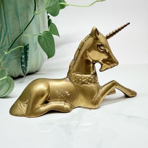 Sculpture d'unicorn en laiton tendance pour une décoration intérieure élégante et une décoration d'ameublement haut de gamme - Product Image 1