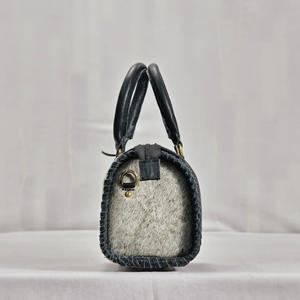 Bolso de Mano de Cuero de Lujo para Mujer con Panel Floral Rosa, Asa Superior, Cierre de Cremallera y Diseño Duradero - Product Image 2