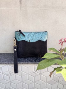 Cartera de mano de cuero auténtico con grabado y diseño occidental, color negro, con pelo de piel. - Product Image 4