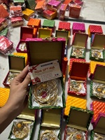 Magnifique coffret de bijoux Rajasthani Leheriya fait main avec des bracelets traditionnels Kundan Meenakari et un collier pendentif de style statement
