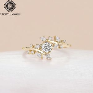 Bague de fiançailles Charm_Jewells pour femme en argent plaqué or 18 carats avec moissanite taille coussin, motif floral, sertissage à griffes, style classique - Product Image 1