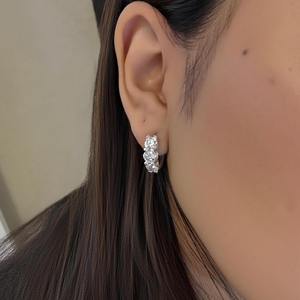 Boucles d'oreilles pendantes Huggie de luxe en or 14 carats avec diamants de laboratoire ronds 2,80 carats, élégantes et minimalistes, cadeau de Noël pour femme - Product Image 6