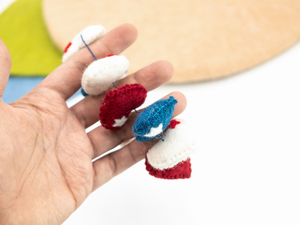 Decoraciones de Corazón de Fieltro Hechas a Mano para el 4 de Julio, Adornos Patrióticos Americanos Rojos, Blancos y Azules, Regalos de Comercio Justo Hechos en Nepal - Product Image 6